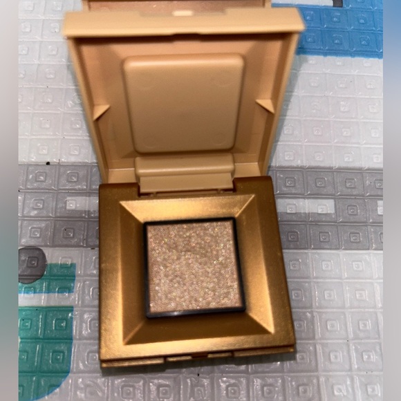 Bundle New 1 lotion 1 perfume and 2 eyeshadow products - Picture 7 of 12